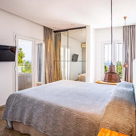 Villa Maximum Relaxation And Positioned To Immerse Yourself In The Mesmerising Views *
